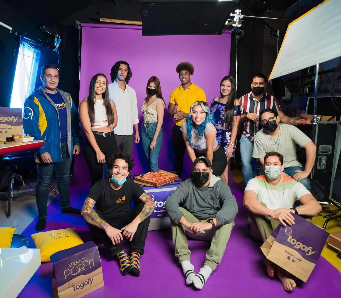 Equipo reunido durante una sesión de producción publicitaria de Togofy en Panamá